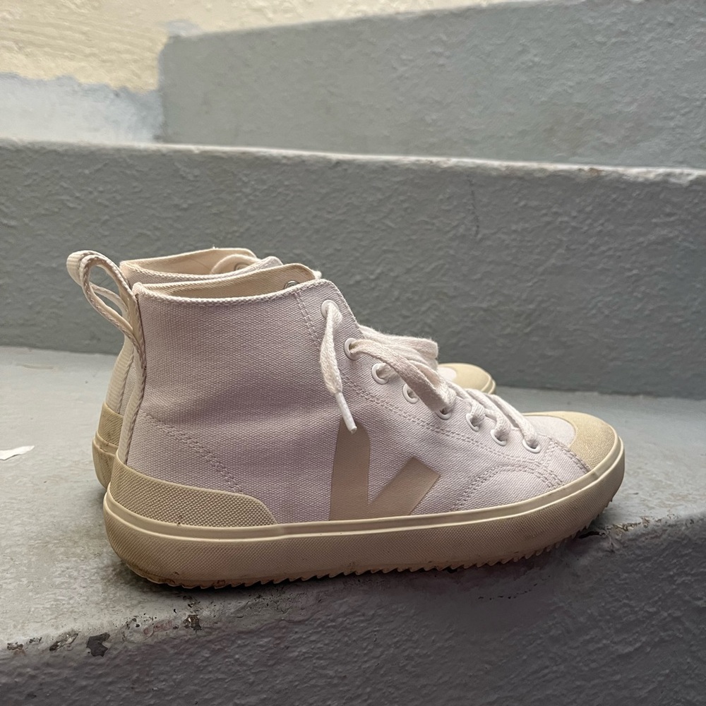 Veja high top sneakers sz 9